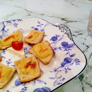 グリュイエールチーズと桜エビのカナッペ